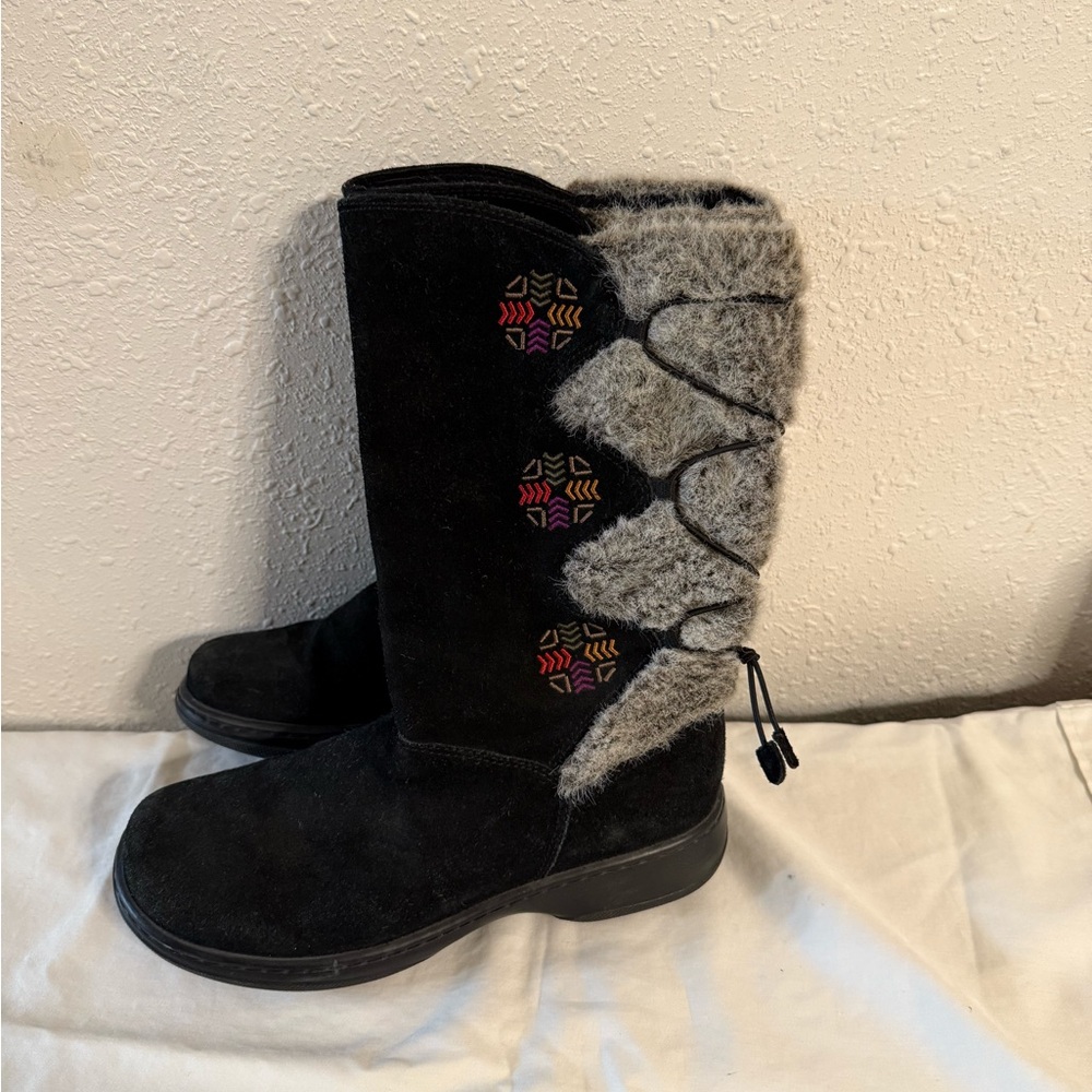 Dansko Fyodora Boots Black Suede Fur Trim Tribal Embroidery Women's 40 Muckluck